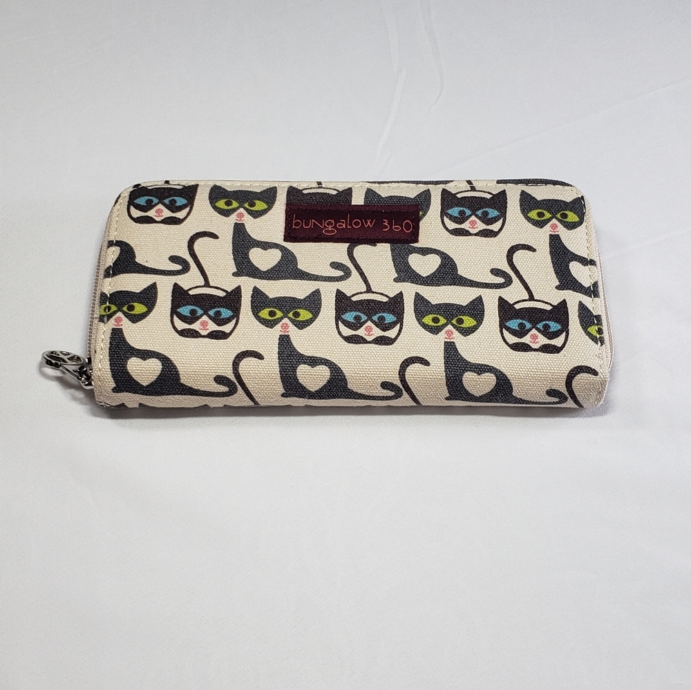 Cat Bungalow 360 wallet- gently used and in new condition
